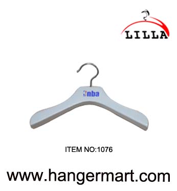 LILLA-NBA use wooden coat hangers 1076